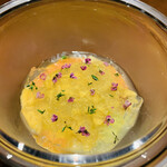 ラ カンロ - ②【ブラマンジェ、鱧、雲丹】
      ★ 万願寺のブラマンジェ、赤雲丹、鱧出汁のコンソメジュレ、紫蘇花掛け