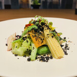 ラ カンロ - ⑤【野菜、貝】
      ★ ホタテ、ホッキ貝、ツブ貝 + 野菜 + 貝出汁コンソメのスープ、黒オリーブ+粉山椒+コリアンダーパウダー掛け：お皿がセットされました