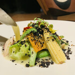 ラ カンロ - ⑤【野菜、貝】
      ★ ホタテ、ホッキ貝、ツブ貝 + 野菜 + 貝出汁コンソメのスープ、黒オリーブ+粉山椒+コリアンダーパウダー掛け：スープを注いでます
