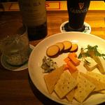 ワンステップ - チーズの盛り合わせ。お好きなチーズがあれば、それだけでも頼めます。