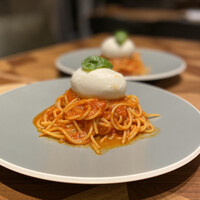 アルコバ - とろーりブッラータチーズのトマトソーススパゲッティー