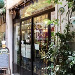 Da Gino al Parlamento - 鉢植えに隠れて店の入口は通りからは見えません