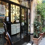 Da Gino al Parlamento - 入口のドアを開けてからテーブルに案内されるまでが長い・・・その間に常連がどんどん入ってくる（笑）