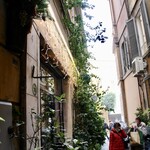 Da Gino al Parlamento - 奥に見えるVia Campo Marzioはお土産屋も立ち並んでいて人通りが多いんですがこの路地に足を踏み入れる人はほぼこの店の客のみ