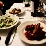 Da Gino al Parlamento - 写真だけ見るとなかなかいい感じですけど実際はこのテーブルの上を現金が飛び交って大変でした（笑）