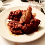 Da Gino al Parlamento - Coda di manzo alla vaccinaraです　ローマの肉煮込み料理は大鍋でがっつり作るので何でも旨い