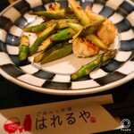 ごはんとお酒 はれるや - 海老とアスパラのガーリックソテー￥800。
            塩加減良く美味しい(*´∀｀)