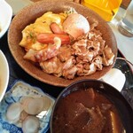 まつ亭 - メイン　漬物　豚汁　小鉢
