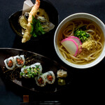 ショウズ スシバー＆ダイニング - ロールとおうどんセット