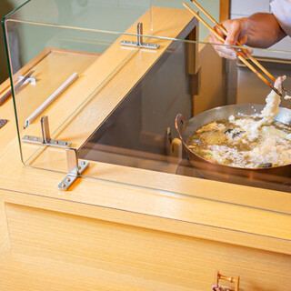 四季の移ろいを楽しめる和空間。カウンター席はライブ感が◎