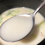 Fajo nga - 牛骨スープは甘くてまろやか。それにしてもなんで向こうは鉄なんだろ。熱くてしょーがない