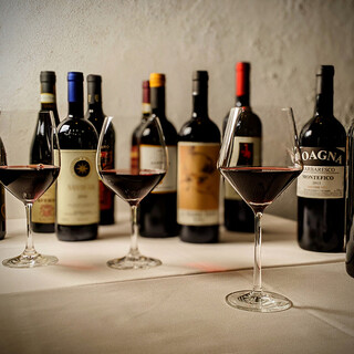 엄선한 200종류 이상의 이탈리아 와인. 코스파에도 자신있어 ◎