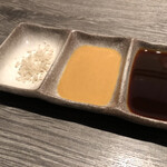 とんかつ 大喜 - とんかつソースと辛子ソースと岩塩