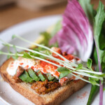 ​冬のRK GARDEN - 大豆で作ったスパイシーミートと森のバターアボカドのオープンサンド