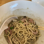 煮干らーめん 川むら - スープへ投下〜 濃厚スープと背脂の相性の良さよ… これは癖になるなぁ…