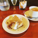 チベッタ - ランチデザート　紅茶のシフォンケーキ
      シナモン香る大人の味。クルミがトッピングされてます♪オマケデザートとは思えない豪華さ！