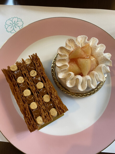 中庭の緑を見ながら桃のケーキ この夏 最後の桃は完璧に美味しかった By Light564 カフェ ミクニズ Cafe Mikuni S 四ツ谷 カフェ 食べログ