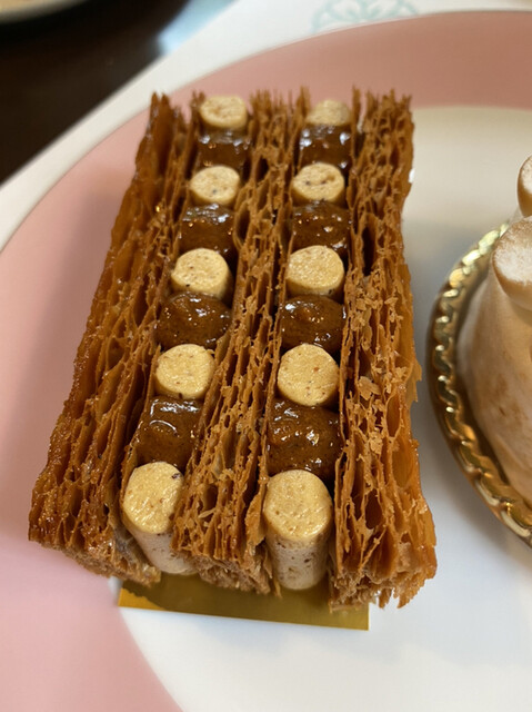 中庭の緑を見ながら桃のケーキ この夏 最後の桃は完璧に美味しかった By Light564 カフェ ミクニズ Cafe Mikuni S 四ツ谷 カフェ 食べログ