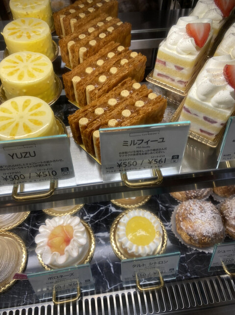 中庭の緑を見ながら桃のケーキ この夏 最後の桃は完璧に美味しかった By Light564 カフェ ミクニズ Cafe Mikuni S 四ツ谷 カフェ 食べログ