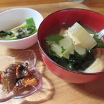 とんぼ - 味噌汁と副菜も野菜いっぱい