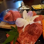 米沢牛焼肉 仔虎 - 牛タンには生のレモンをギュッと絞って❗カルビはタレ&ワサビ～❤️