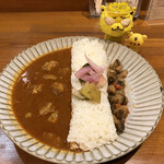 JIROBE - カポナータと玉ねぎのビーフカレー　730円(税込)