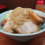 ラーメン やまや本店 - まぜそば、豚１枚追加、ニンニク、アブラ増し、インド玉、チーズ二枚