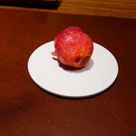 ラ カンロ - 秋色のフリット　秋鮭のフリットをビーツで赤に染めた衣で包んで