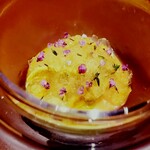 ラ カンロ - 赤と緑の万願寺ブランマンジェ　鱧と赤雲丹のコンソメジュレ　緑は青臭さを残し、赤はドライフルーツのように濃い甘み。夏から秋を感じます。