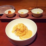 ラ カンロ - 大阪は今スパイスカレーの宝庫。たっぷりの蟹の身がスパイスに驚くほど合っていました。3種のお供は美しく。