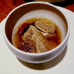 ラ カンロ - タン元から取ったコンソメ。　黒鮑となめこ、トリュフ。これも秋の深まりを感じます。