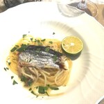 La Brianza - 秋刀魚のオイル系スパゲティすだち添え、秋刀魚がど～ん存在感＆季節感☆　シンプルだからこそ、味わいがしっかり楽しめて嬉しいおいしい、すだちがこれまたさわやかキリッと2度3度おいしい。