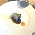 La Brianza - 炙り鰹のカルパッチョ柚子の泡赤玉ねぎのソース自家製マヨネーズ添え、ボリュームある厚切り鰹、香ばしい炙りが格上げしてる。赤玉ねぎのソースもいいし、柚子の香りもいいし、マヨネーズもいい。一口ごと違う美味