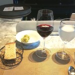 La Brianza - ソムリエさんにお料理に合わせてワインのセレクトをお願いし、選んで下さったのがスペインナバラ産の赤ワイン。ハーブのようなさわやかさある香りほどよく飲み応え、なめらかな口当たりおいしい♡