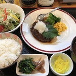 Momiji Shokusai Dainingu - ハンバーグ定食