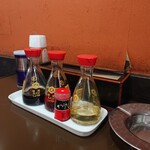 名代ラーメン大吉 - 卓上調味料。