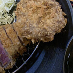 牛かつ こばやし - メンチカツ…
            中の牛肉はミンチではなく
            薄切りを固め纏めた感じ…
            やはり旨味無く､しなっこい…
            しなっこい→方言かも？