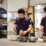 Hokkaidoubussan - カウンターは料理のライブ感を楽しめます