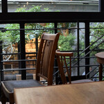 BROWN RICE Tokyo Omotesando - 店内の様子②、テラス席は窓の外階段の下