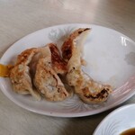 特一竜 - ギョーザ(450円)　食べかけですが…笑