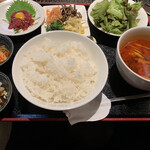 焼肉 叙庵 - コレが叙庵定食。
            ミニユッケ、ナムル、サラダ、韓国ノリ、スープ（カルビ）、キムチ、奴、ご飯