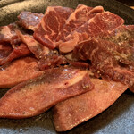 Yakiniku Joan - コレが叙庵定食のお肉だよ！！
                        タン、カルビ、ハラミ、塩カルビ