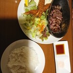 石焼オムライスダイニング　クローバーキッチン - ステーキと海老フライセット(ステーキも柔らかくて旨い)