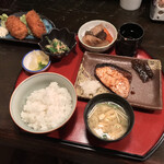 旬菜魚 いなだ - 旬菜魚 いなだ(東京都世田谷区豪徳寺)A 天然ぶり照焼き定食 小鉢付 1,380円・クリームコロッケ 580円