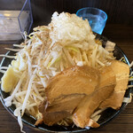 ラーメン ガジロー  - 魚介醤油、小豚、野菜マシ、ニンニク抜き、250g