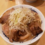 ラーメン二郎 - なかなかの豚の量