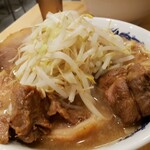 ラーメン二郎 - 野菜はましてないので少なめ