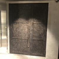 USHIMITSU NISHIAZABU - 重厚感のある鉄扉