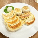 Tenkou Gyouzabou - 焼き餃子全部盛り：1,200円+税