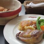 ブラッスリー・ヴィロン - ハンガリー産 鴨もも肉のコンフィ